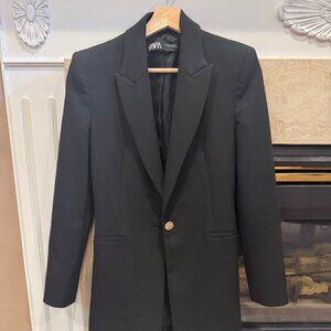 Longline black blazer with gold button